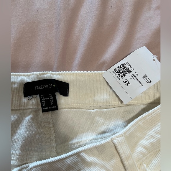 White flare jeans with floral design, perfect for rodeo outfit - Picture 4 of 5